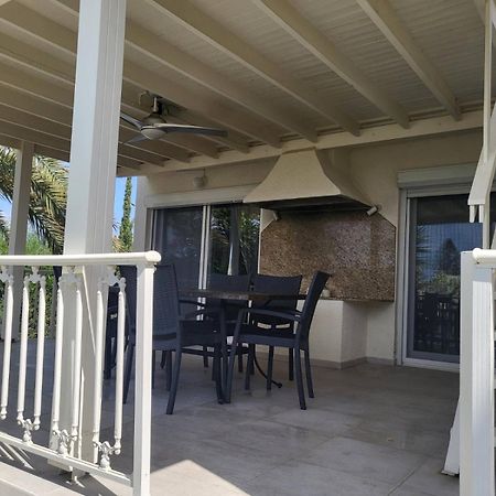 Villa Neyla Four Bedroom Coral Bay Beach Front Exterior foto