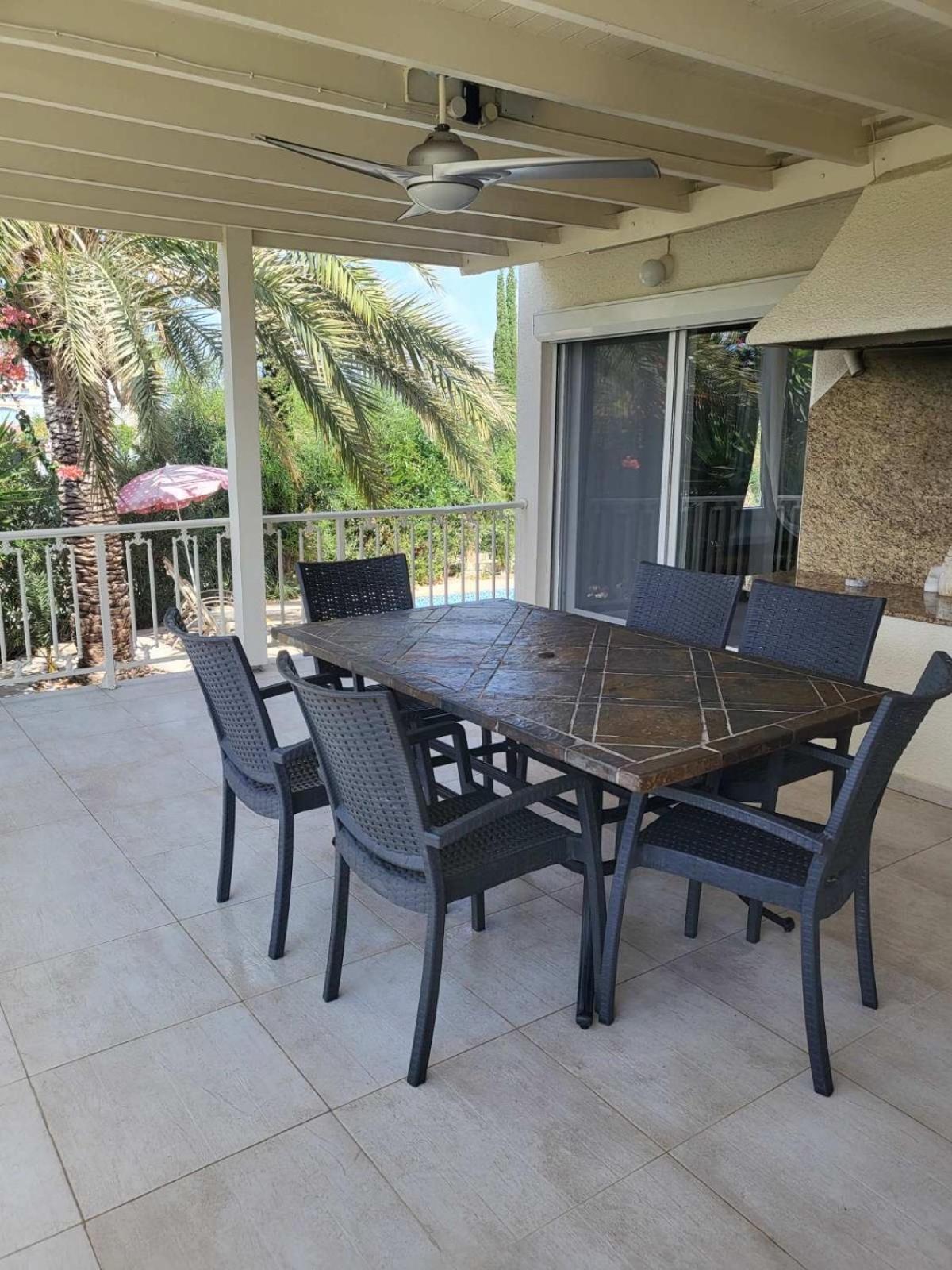 Villa Neyla Four Bedroom Coral Bay Beach Front Exterior foto