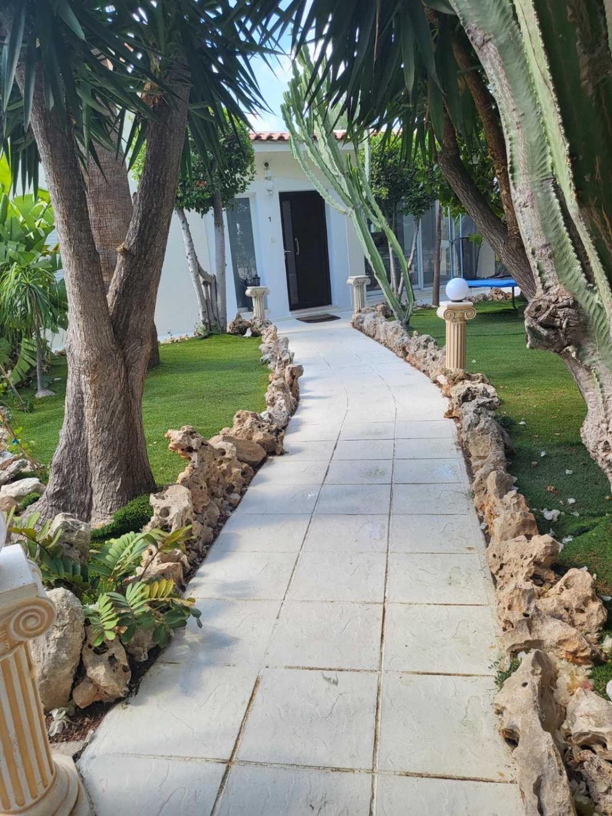 Villa Neyla Four Bedroom Coral Bay Beach Front Exterior foto